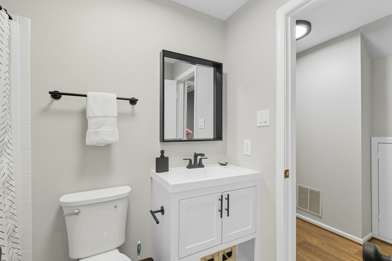 Turnkey 2 Bed Townhome plus Den & Designer Finishes 