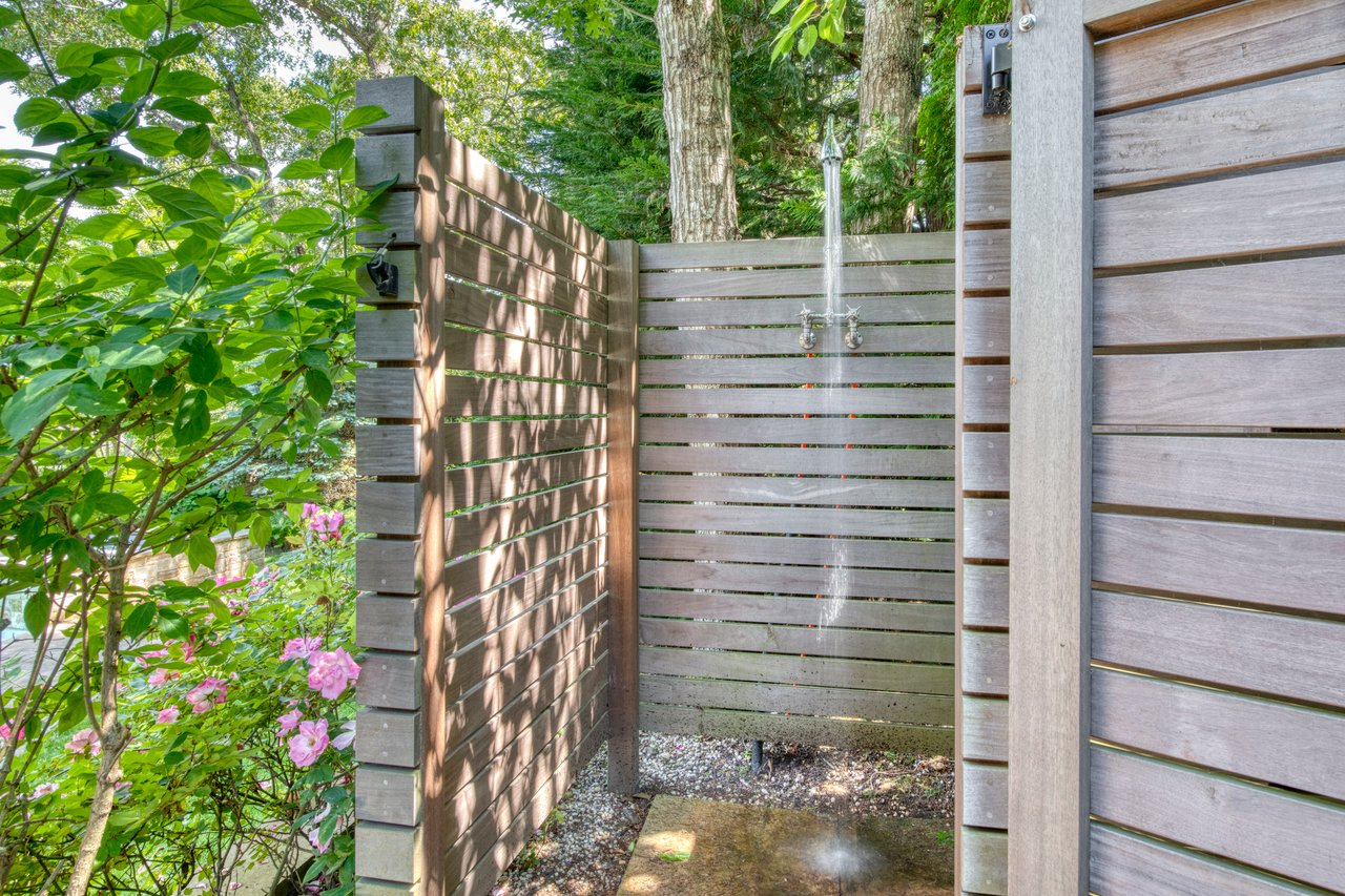 30 Springwood Way, East Hampton