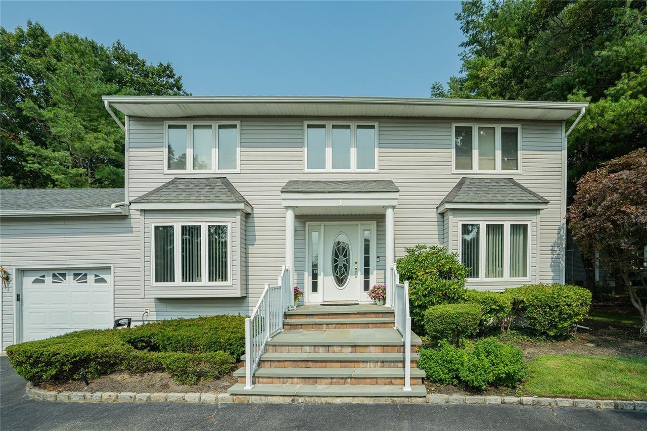 1 Stonehurst Ln