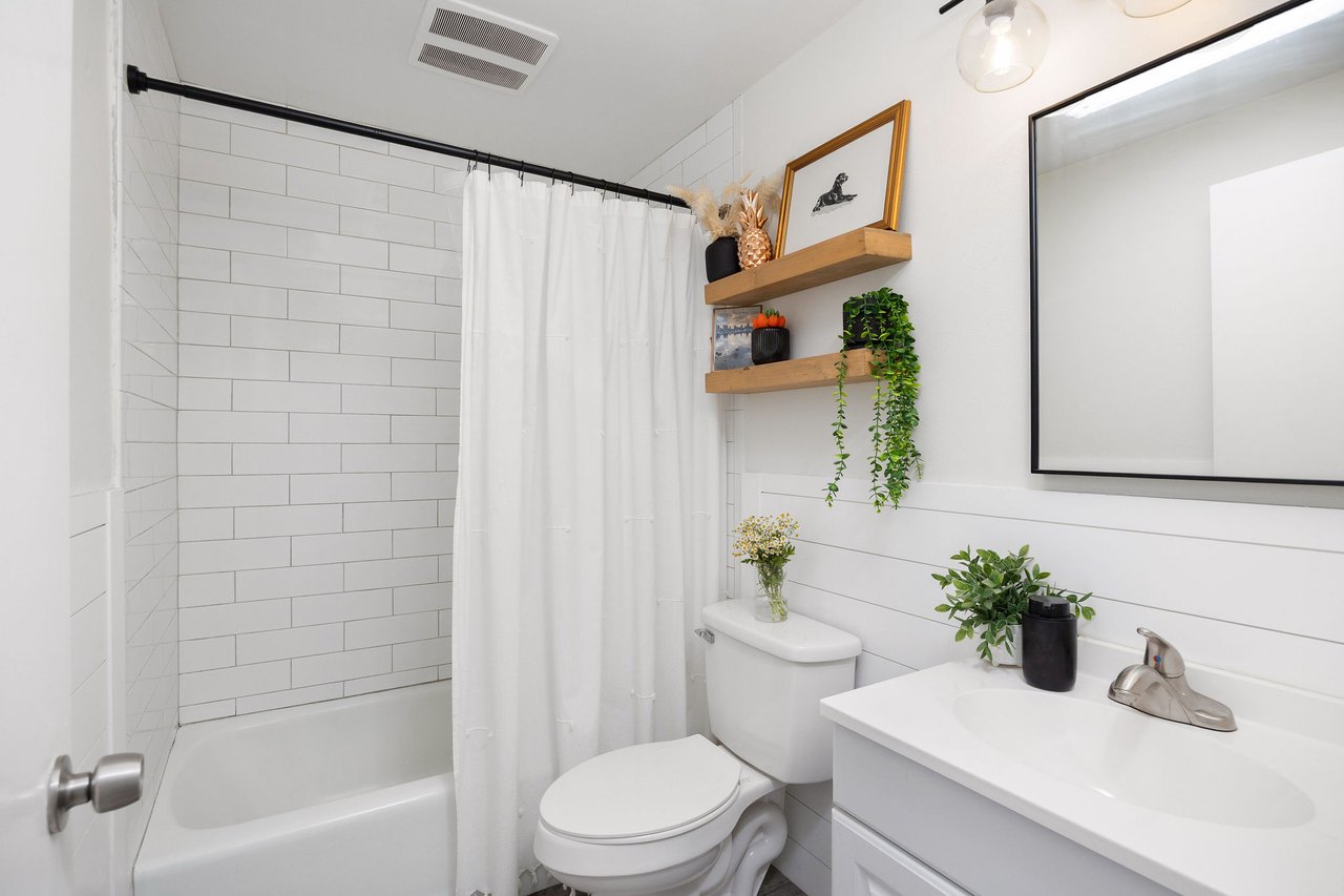 100 Loma Ave #404