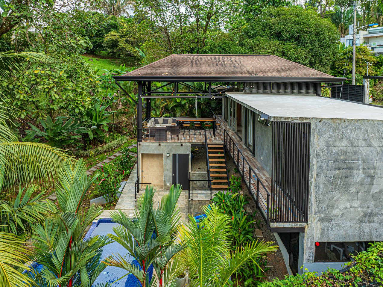  3 bedrooms, 2.5 bathrooms Villa Steps from Uvita, beautiful Beaches, Waterfalls, Restaurants and Tourist Attractions.