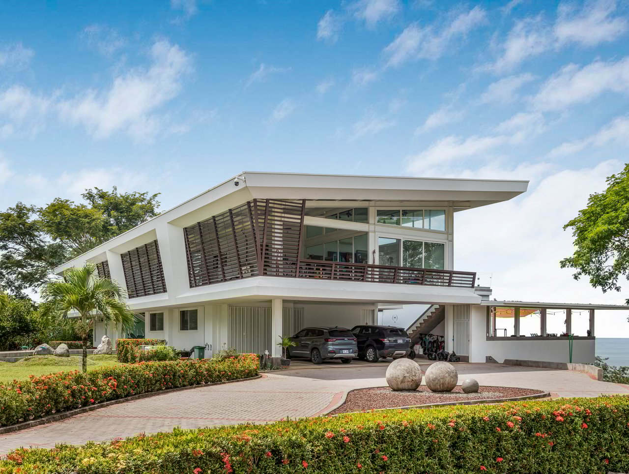 Nativa Contemporary Infinity Views | Luxury Rainforest Estate with Pacific Ocean Views