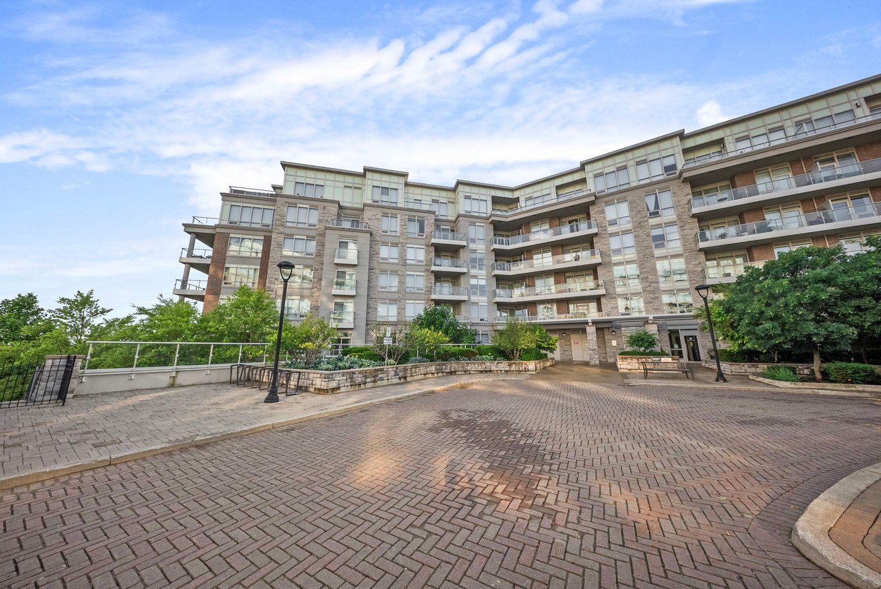 9 Stollery Pond Cres #203, Markham, ON L6C 0Y1