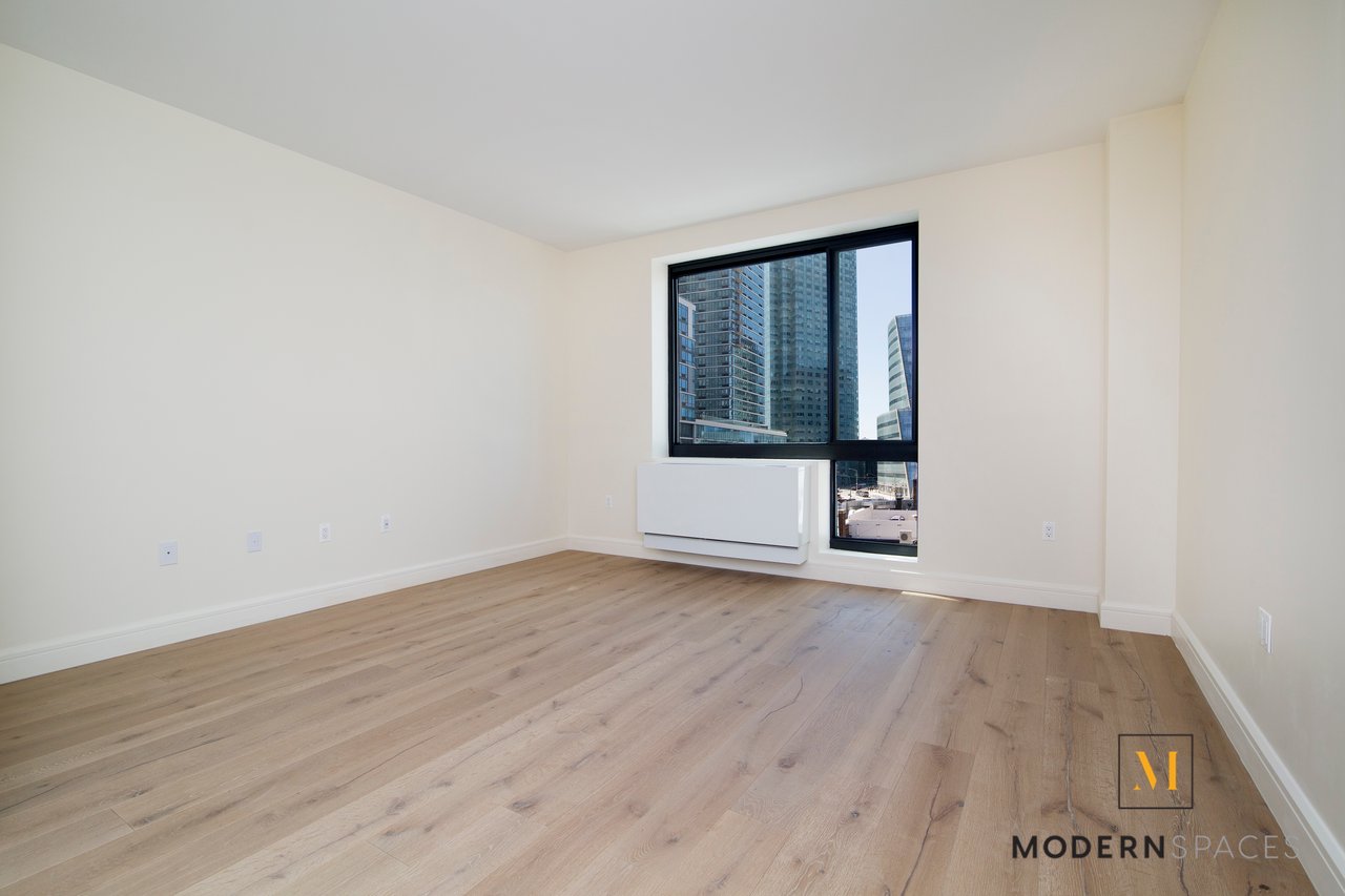 Large 1-Bed in Court Sq, LIC