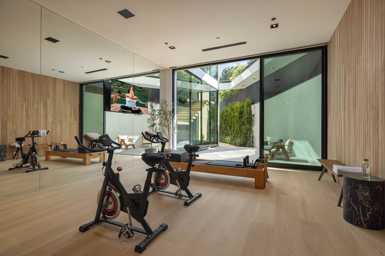 1104 N Tigertail Rd, Brentwood
