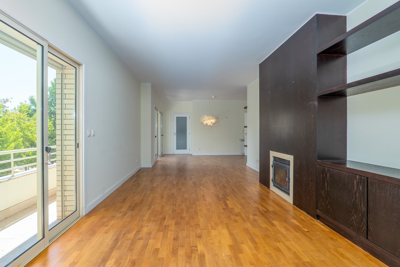 Spacious and Bright 4-Bedroom Apartment for Rent Near Colégio do Rosário