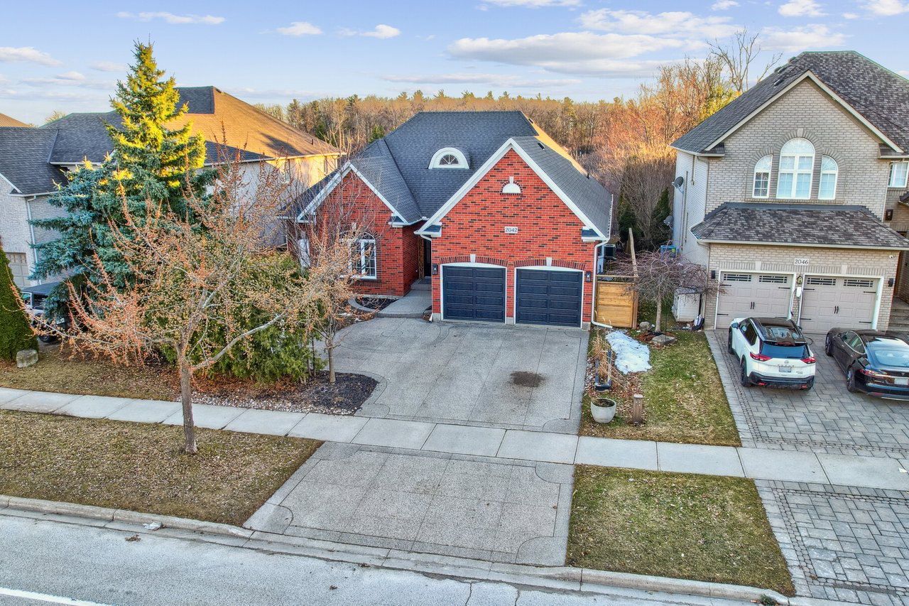 Beautiful Bungalow Backing on Ravine & Pond!