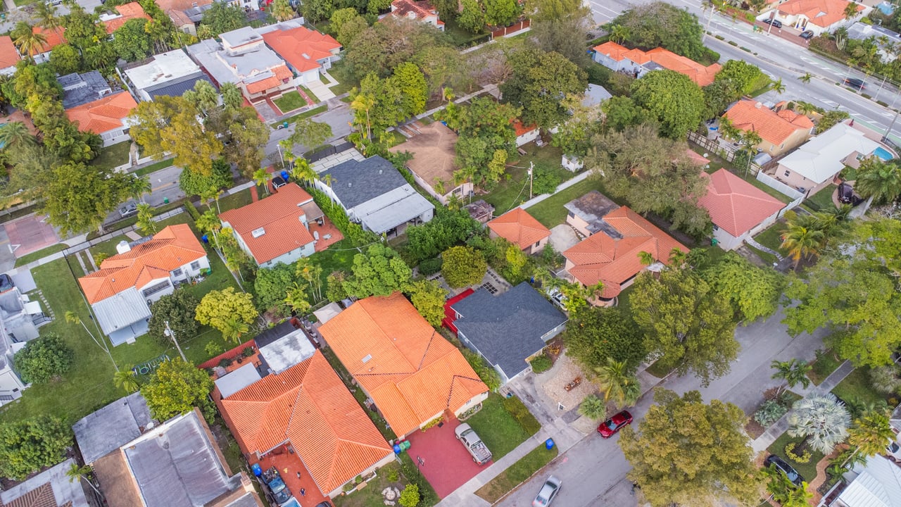 Photo aerial shot of Silver Bluff community in Miami