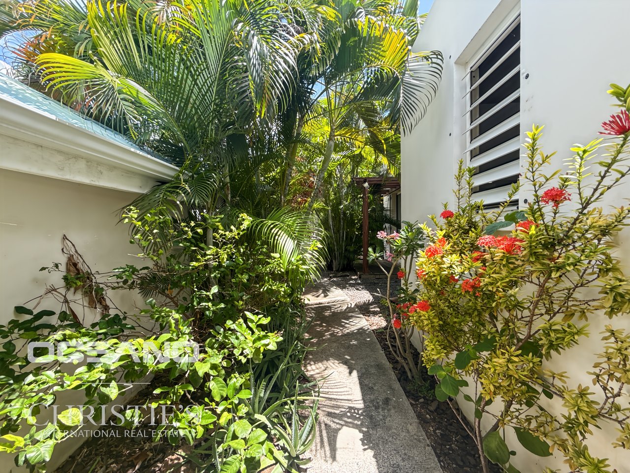 EXCLUSIVE - 2 bedrooms Townhouse with a pool