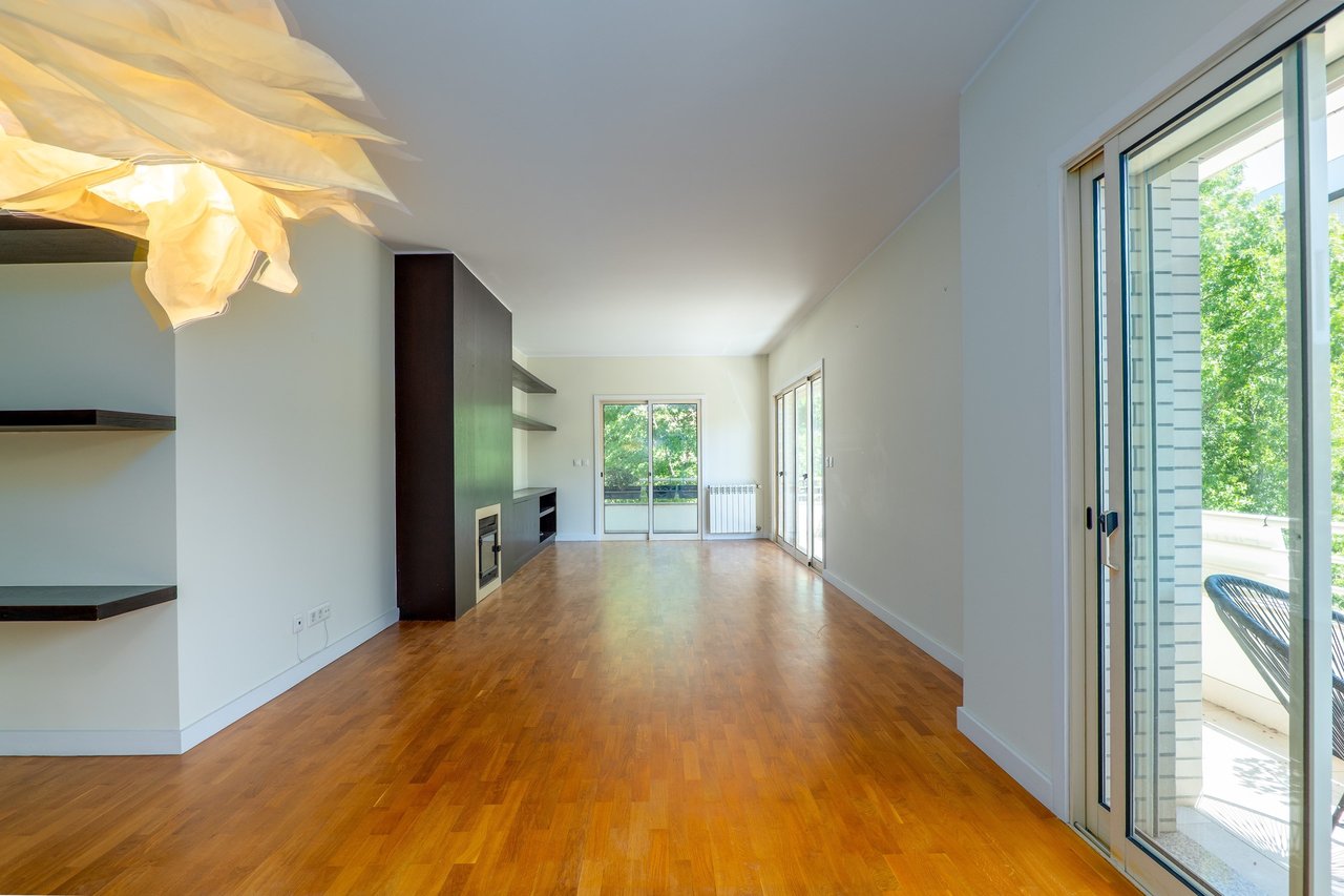 Spacious and Bright 4-Bedroom Apartment for Rent Near Colégio do Rosário