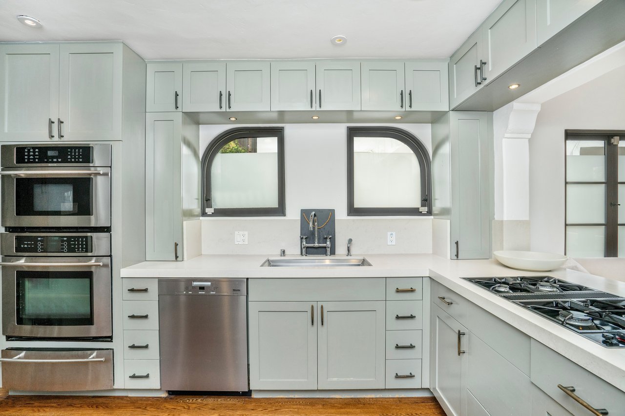 7939 Hillside Ave, Hollywood Hills