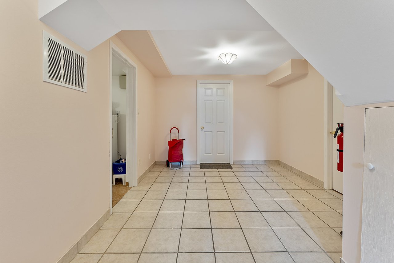 28 Thornway Ave