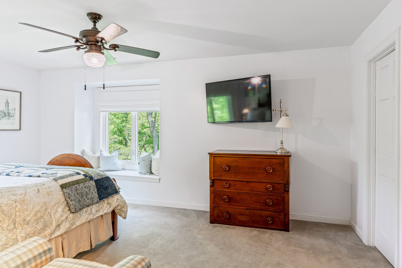 11 Lake Forest Court W
