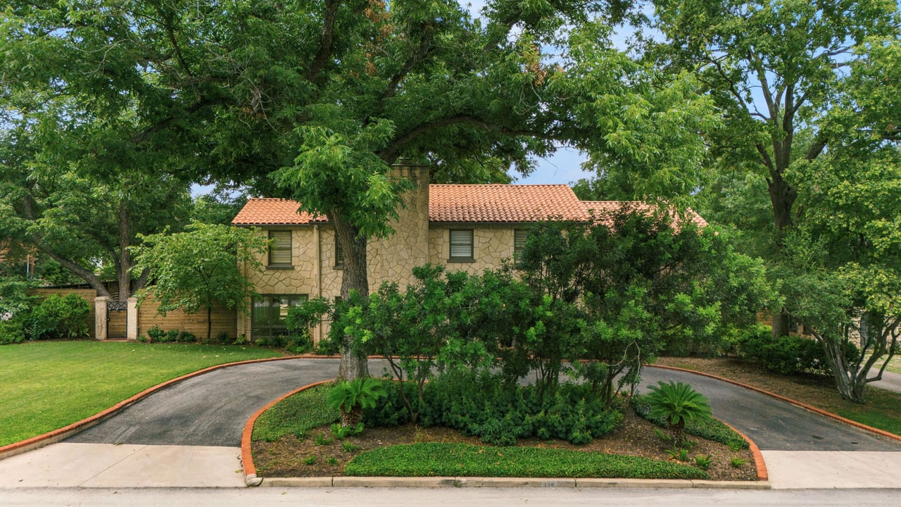 Luxury Property in Olmos Park