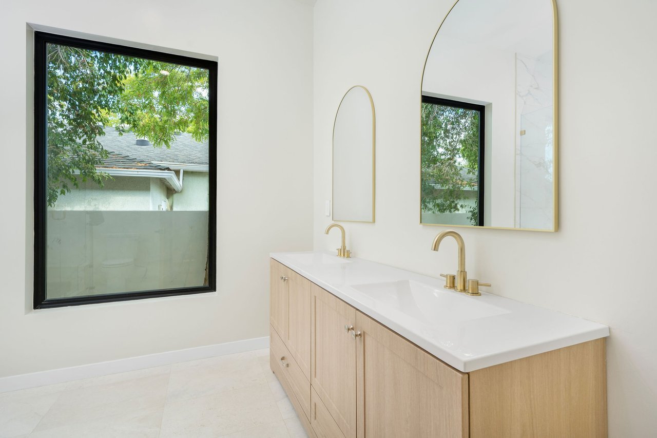 17510 Miranda St, Encino