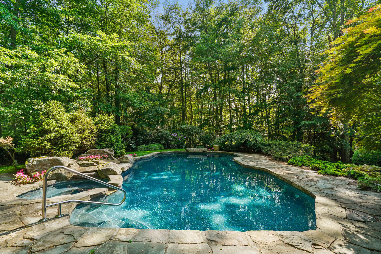 17 Eastwoods Road