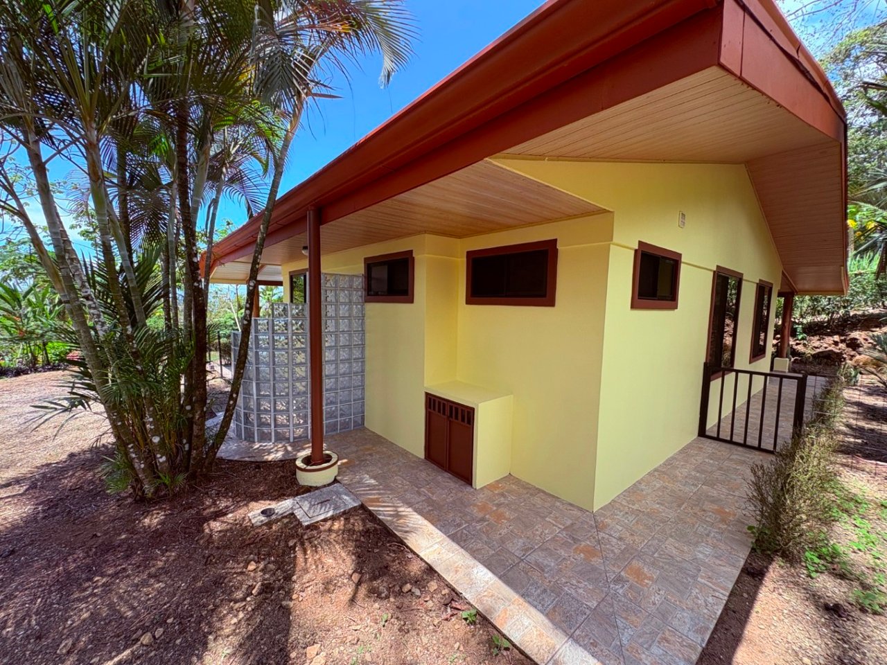 Move in ready 2 bedroom / 2 bathroom home with window ocean view and pool in Ojochal.