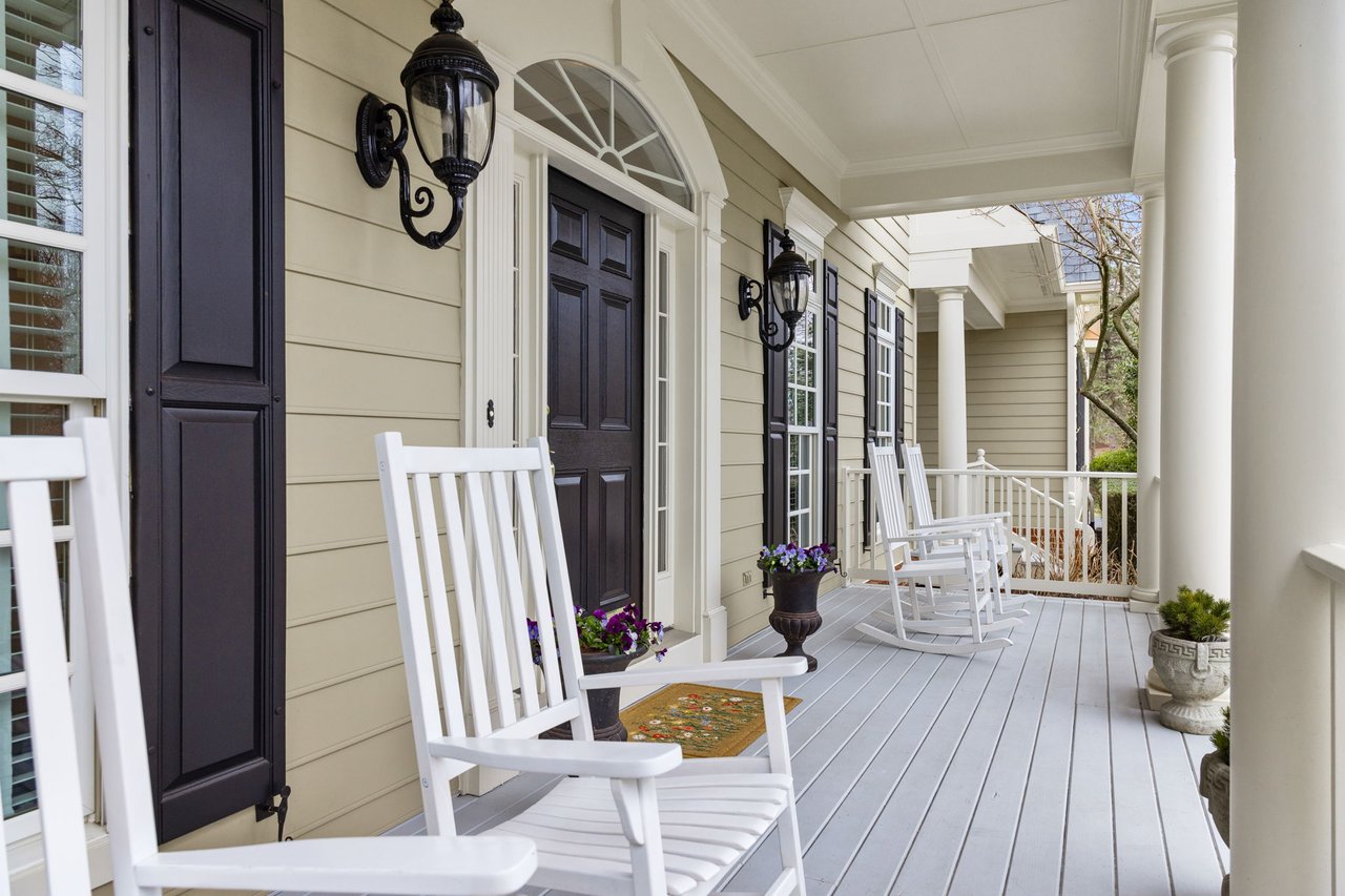 Picturesque Colonial: Located in the HEART of Raspberry Falls