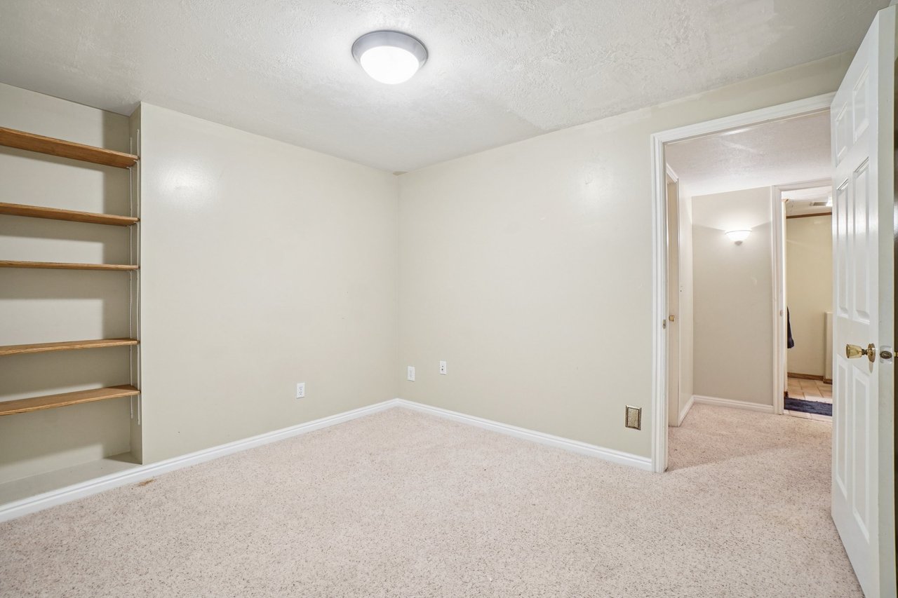 11343 S Clifford Cir