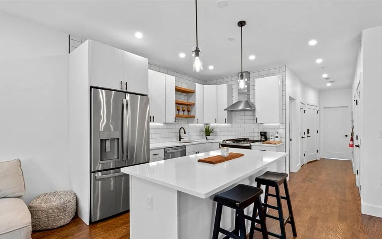333 Maverick St Flr 3