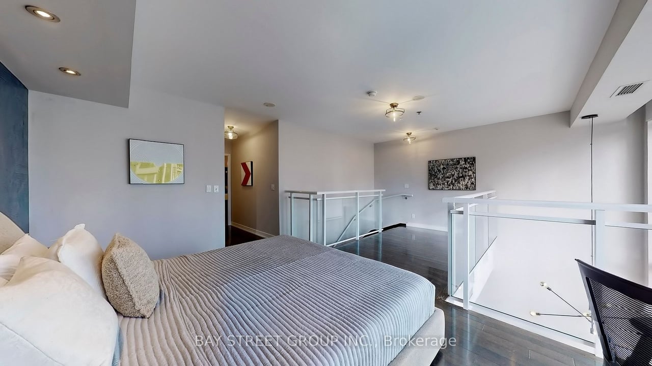 STUNNING SUNNY PENTHOUSE