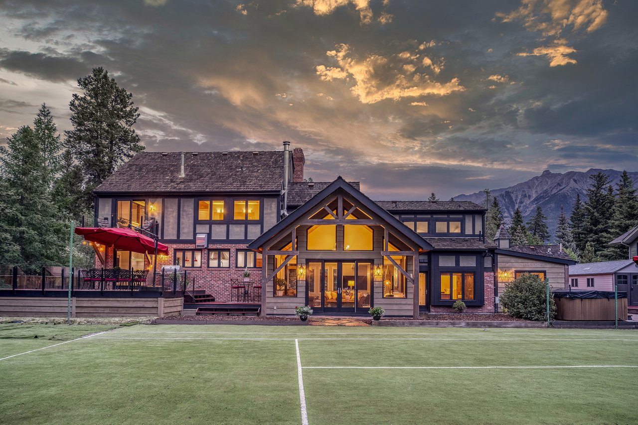 Private Mountain Retreat on Nearly Half an Acre