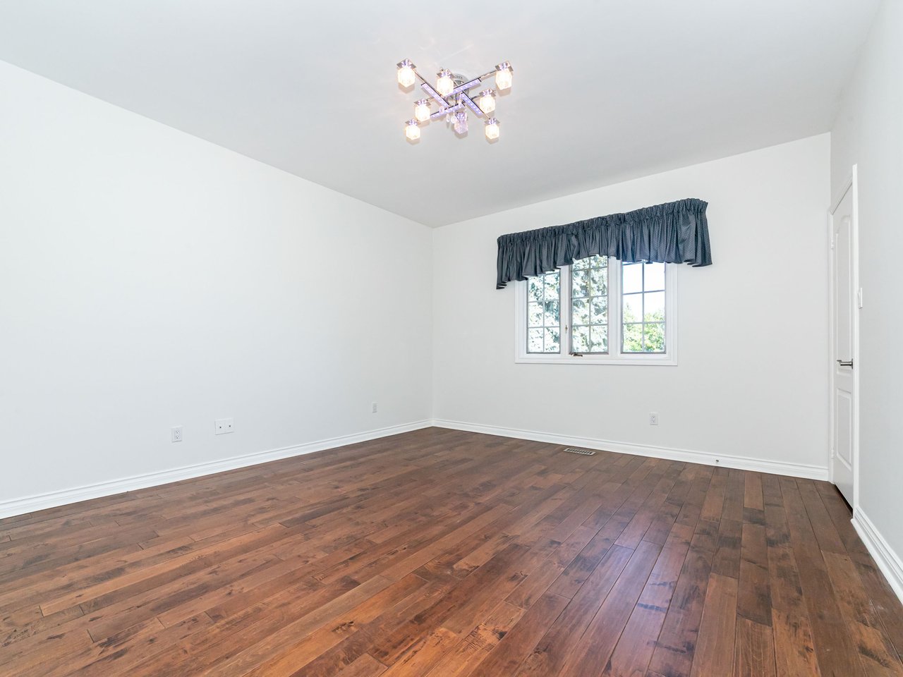 10 Edmund Crescent