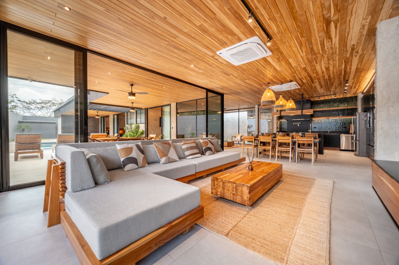 Casa Uchuva | Architectural Harmony of Wood, Stone, and Light