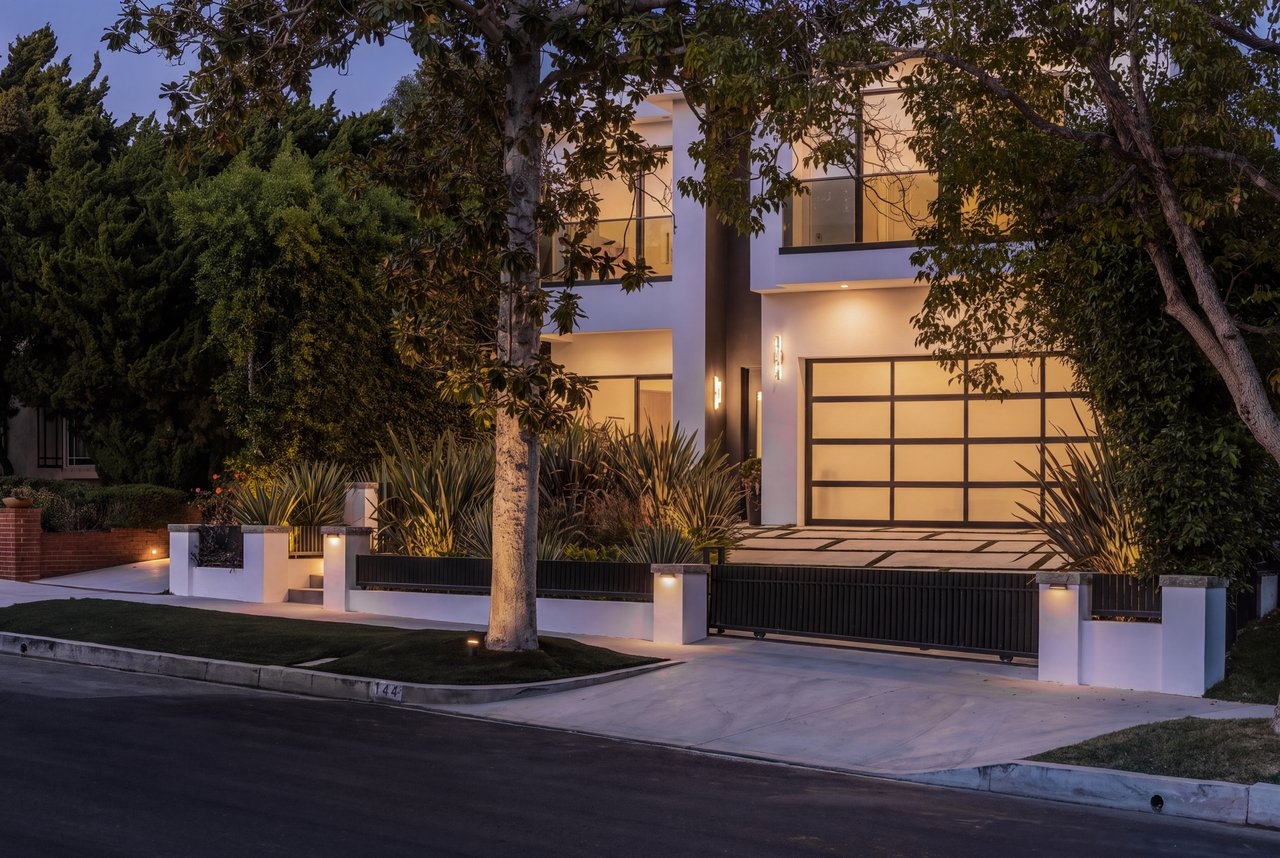 144 N Bowling Green Way