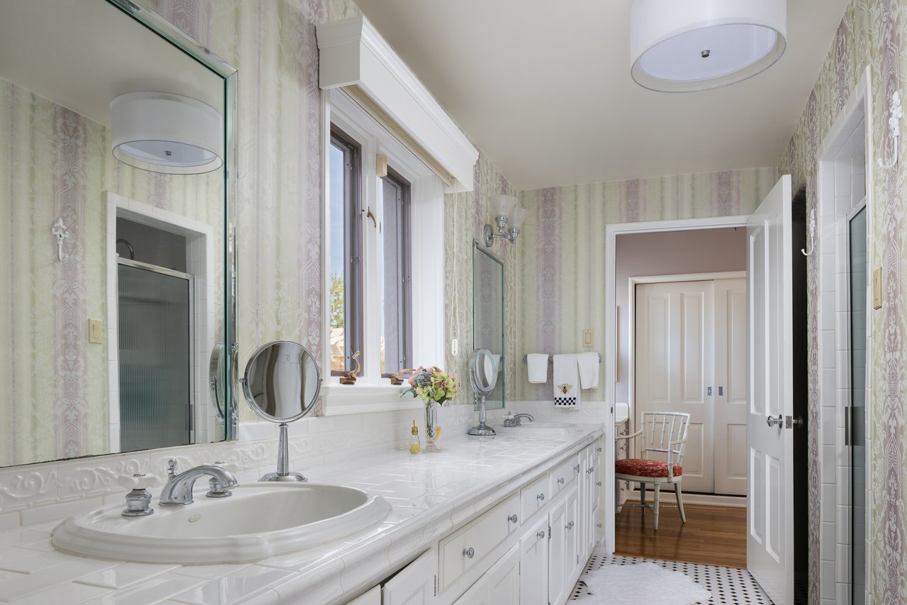 3042 N MANOR Drive E