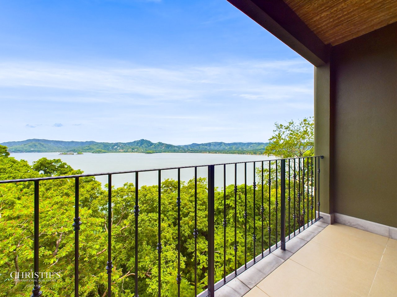 360 - 310 Splendor Penthouse