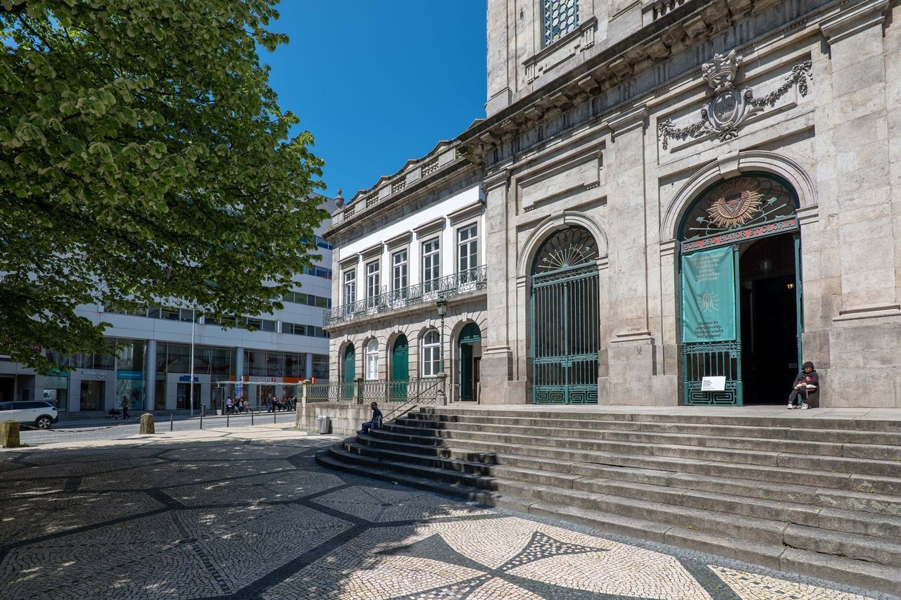 Charming Commercial Space  with Terrace Overlooking Jardim da Trindade– Porto City Center