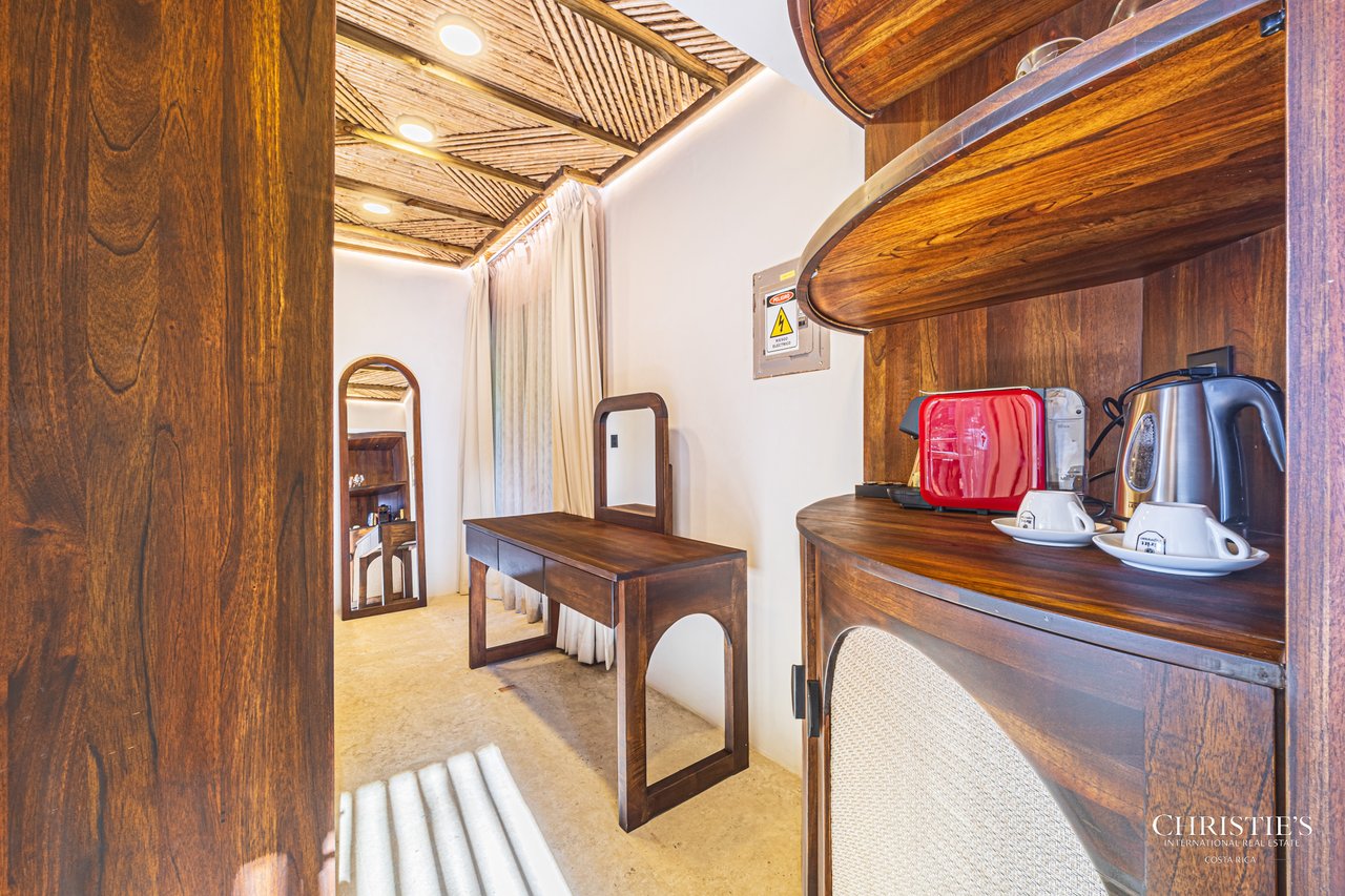 Luxury Hotel Boutique with Ocean Views | Walking distance to the beach | 13.2 Acres