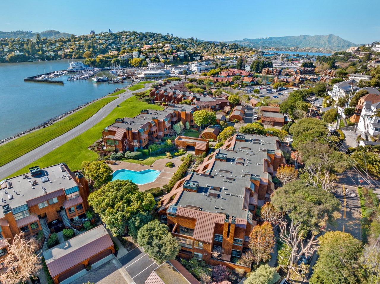 Luxurious End Unit in Point Tiburon