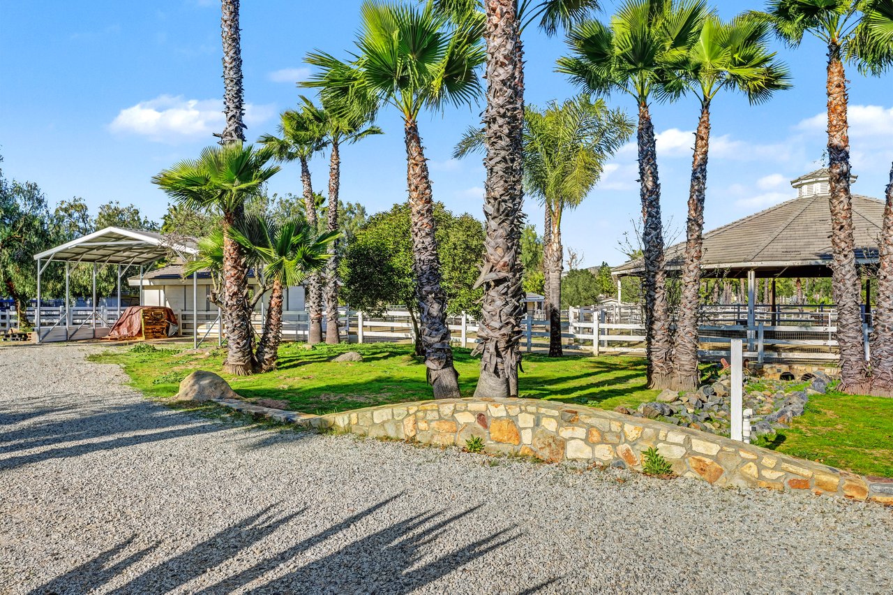 40801 Avenida La Cresta