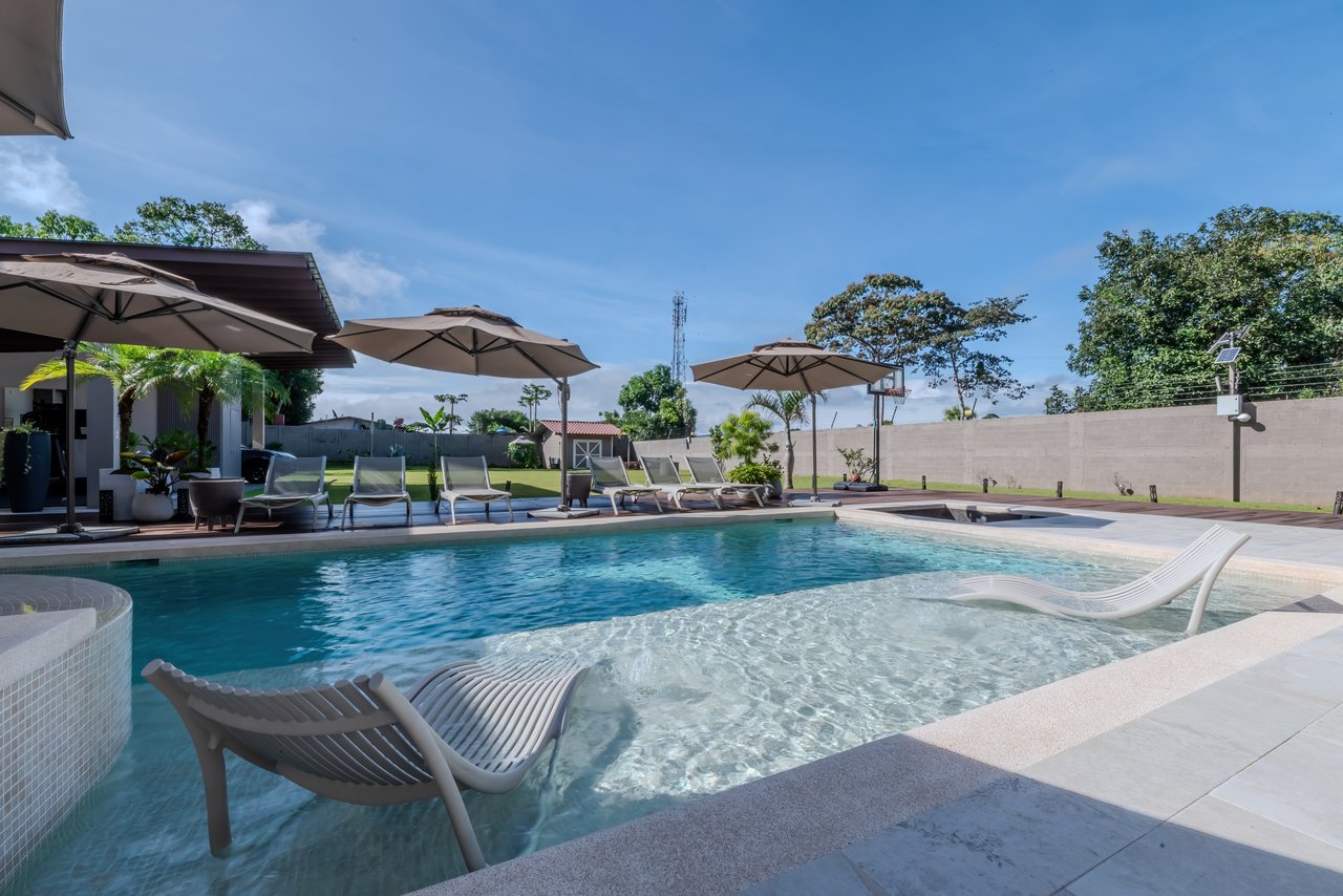 Luxury Home with Pool, Bar Area & Resort-Level Amenities | 5br, 4ba in Perez Zeledon 