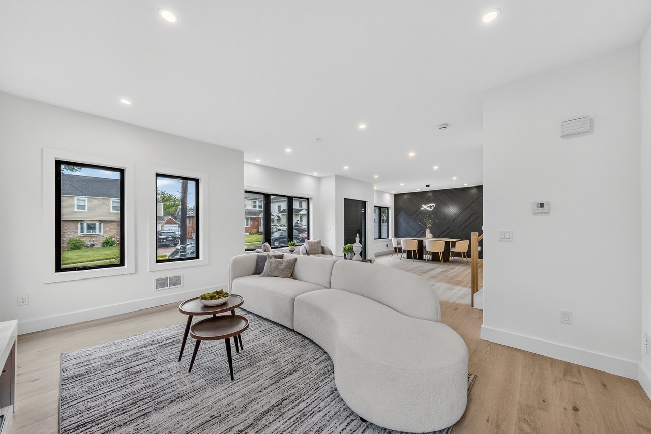 887 Linden Ave, Ridgefield, NJ 07657