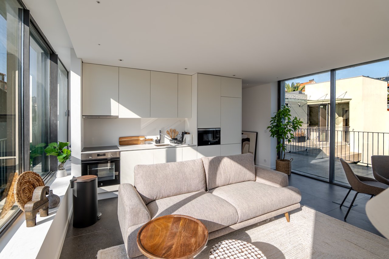 Modern 2-Bedroom Apartment with Expansive Private Terrace & Sort-term Rental (AL) License in Central Porto