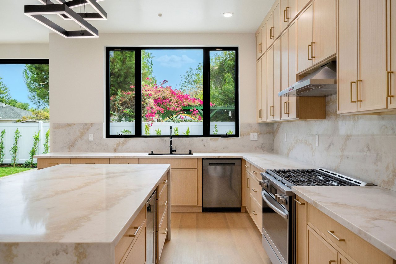 17510 Miranda St, Encino