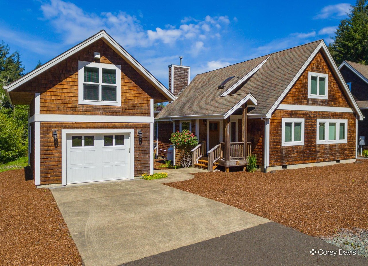 Sold Neahkahnie home at 37100 Olive Way in Manzanita Oregon represented by Meadow Davis of Home + Sea Realty near the beach