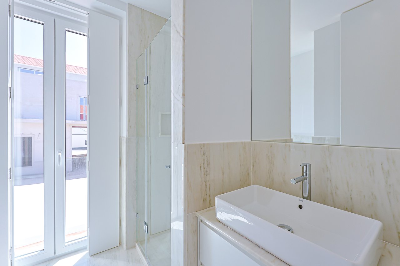 3 Bedroom Duplex with Sea View, Balcony & Private Lift in Monte Estoril