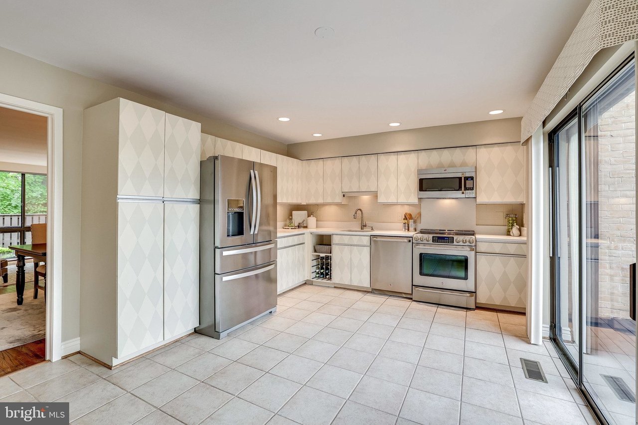 2024 Lakebreeze Way