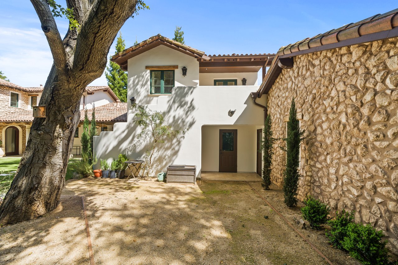 893 Laverne WAY