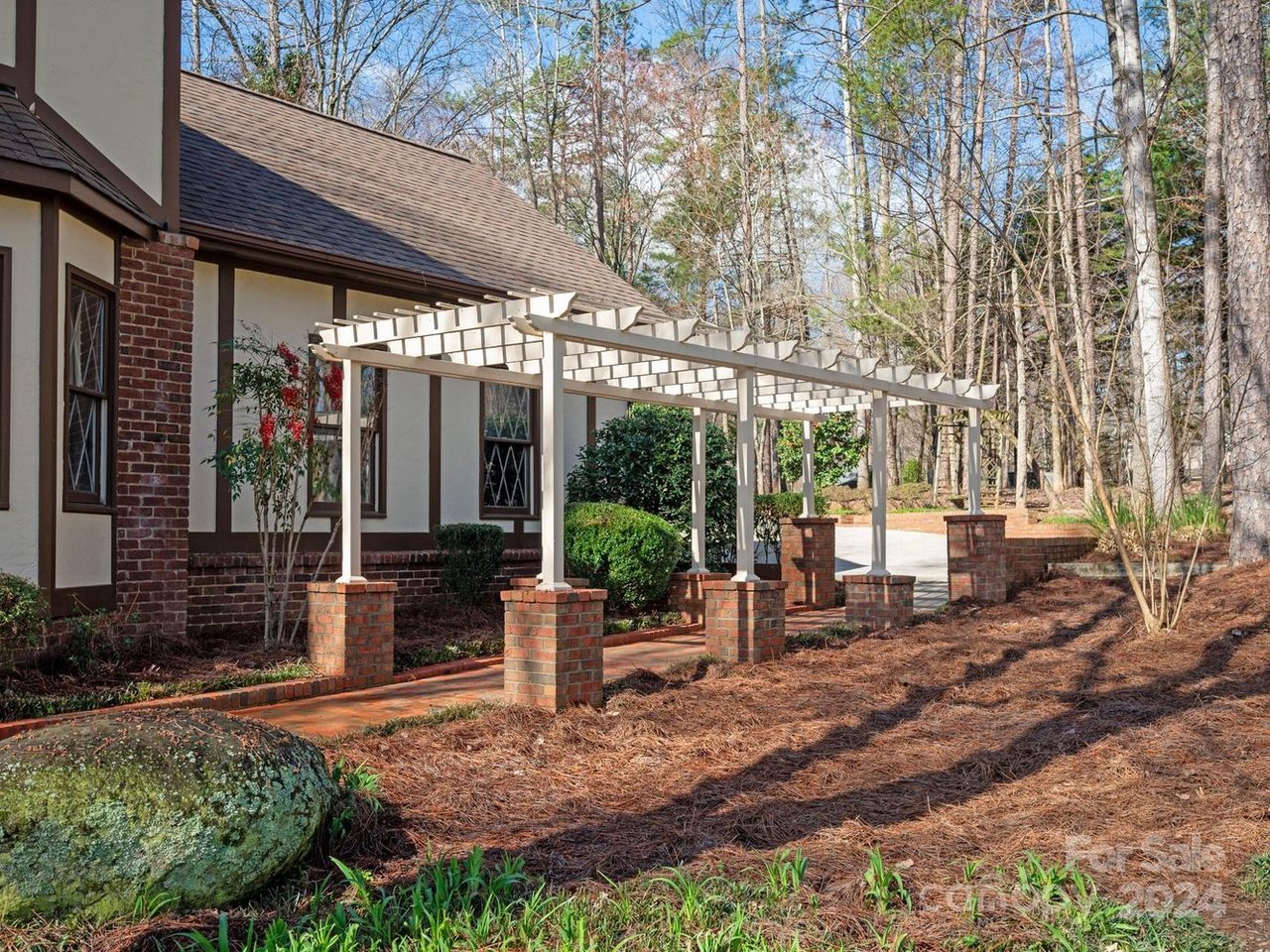 2324 Wedgewood Dr