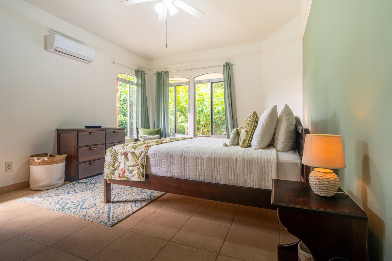 Casa Luna, 3bed /3bath Private Oasis, Convenient Location