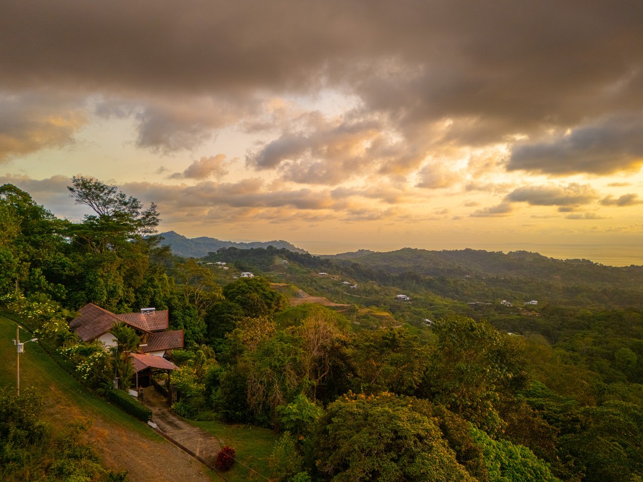 Casa Dreamcatcher, A Beautiful Ocean Sunset 4 Bed 3.5 Bath Home in Ojochal