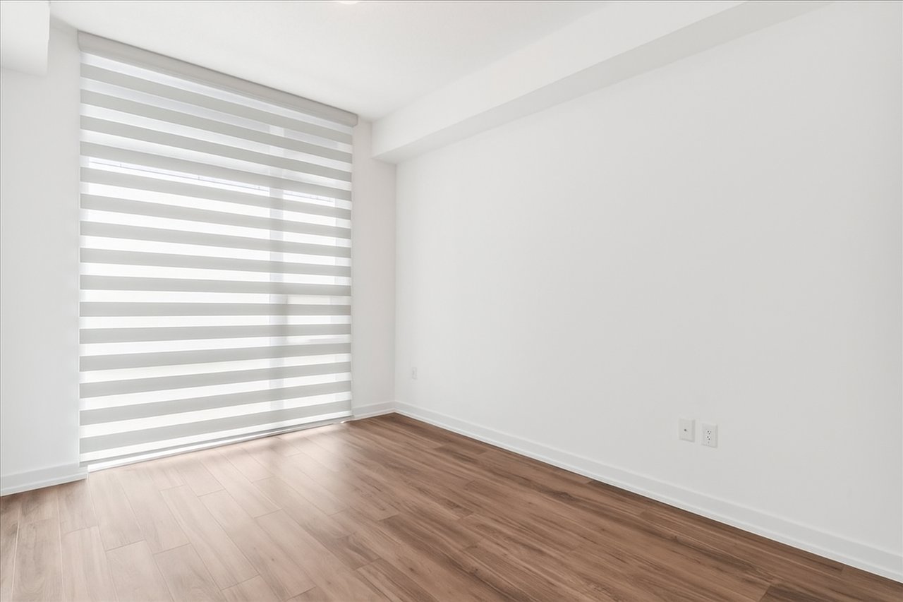 1 bedroom + Den in thriving Waterdown Community!