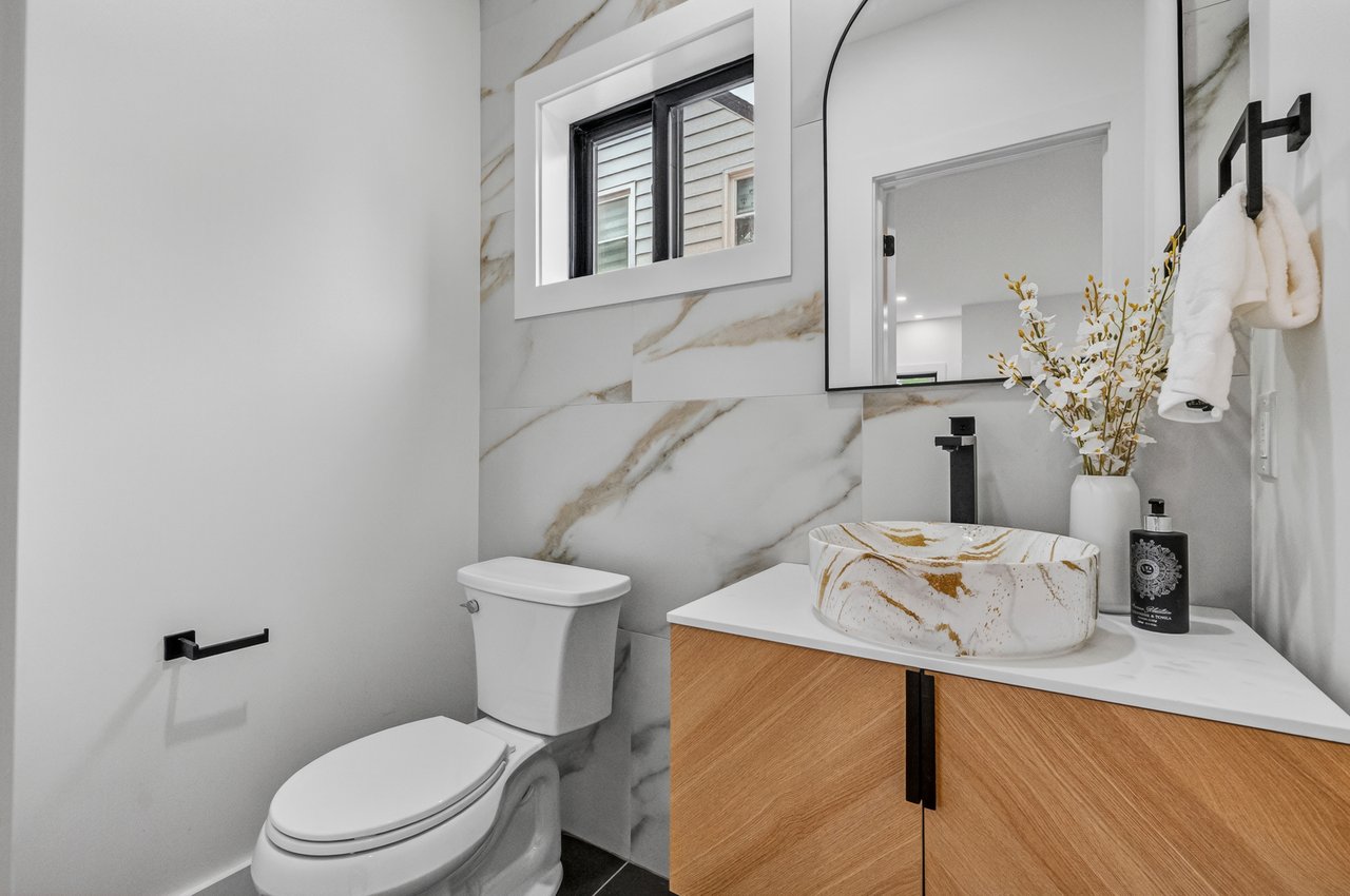 887 Linden Ave, Ridgefield, NJ 07657