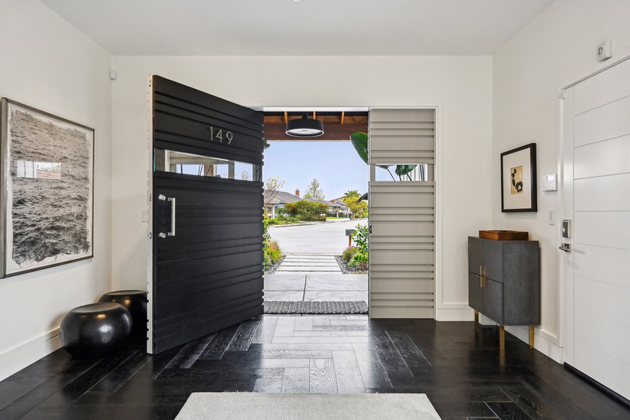 A Waterfront Masterpiece of Modern Luxury