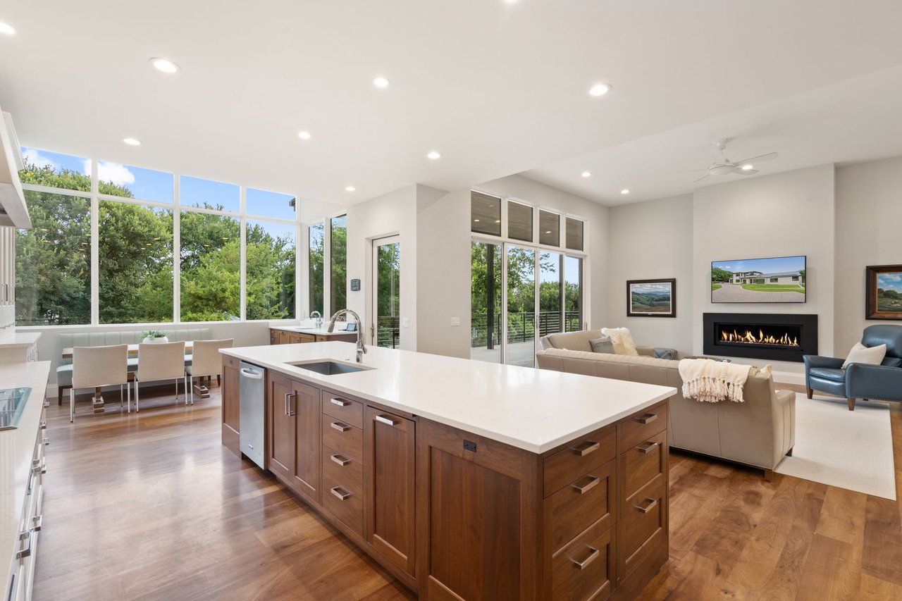 Las Lomas Contemporary